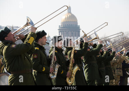St. Petersburg, Russland. 5 Apr, 2019. Eine russische Band führt während der Probe für den Sieg Day Parade in St. Petersburg, Russland, April 5, 2019. Russland wird Mark am 9. Mai mit dem 74. Jahrestag des Sieges über Nazi-Deutschland im Zweiten Weltkrieg. Credit: Irina Motina/Xinhua/Alamy leben Nachrichten Stockfoto