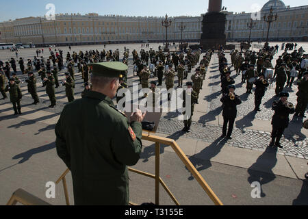 St. Petersburg, Russland. 5 Apr, 2019. Eine russische Band führt während der Probe für den Sieg Day Parade in St. Petersburg, Russland, April 5, 2019. Russland wird Mark am 9. Mai mit dem 74. Jahrestag des Sieges über Nazi-Deutschland im Zweiten Weltkrieg. Credit: Irina Motina/Xinhua/Alamy leben Nachrichten Stockfoto