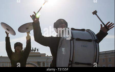 St. Petersburg, Russland. 5 Apr, 2019. Eine russische Band führt während der Probe für den Sieg Day Parade in St. Petersburg, Russland, April 5, 2019. Russland wird Mark am 9. Mai mit dem 74. Jahrestag des Sieges über Nazi-Deutschland im Zweiten Weltkrieg. Credit: Irina Motina/Xinhua/Alamy leben Nachrichten Stockfoto