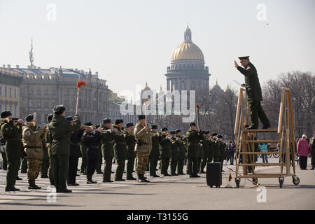 St. Petersburg, Russland. 5 Apr, 2019. Eine russische Band führt während der Probe für den Sieg Day Parade in St. Petersburg, Russland, April 5, 2019. Russland wird Mark am 9. Mai mit dem 74. Jahrestag des Sieges über Nazi-Deutschland im Zweiten Weltkrieg. Credit: Irina Motina/Xinhua/Alamy leben Nachrichten Stockfoto