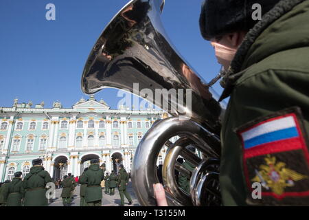 St. Petersburg, Russland. 5 Apr, 2019. Eine russische Band führt während der Probe für den Sieg Day Parade in St. Petersburg, Russland, April 5, 2019. Russland wird Mark am 9. Mai mit dem 74. Jahrestag des Sieges über Nazi-Deutschland im Zweiten Weltkrieg. Credit: Irina Motina/Xinhua/Alamy leben Nachrichten Stockfoto