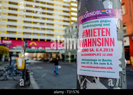 Berlin, Deutschland. 06 Apr, 2019. 06.04.2018, Berlin: Eine Referenz auf eine Demonstration mit den Worten '#MietenWahnsinn" am Kottbusser Tor vor einem Wohnhaus hängt. In zahlreichen europäischen Städten, gibt es Demonstrationen heute gegen steigende Mieten, die größten Demonstrationen sind in Deutschland zu erwarten, insbesondere in Berlin. Quelle: Stefan Jaitner/dpa/Alamy leben Nachrichten Stockfoto