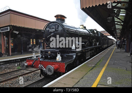 Birmingham, UK, 6. April 2019. Der ehemalige britische Eisenbahn Lokomotive 7029 Clun Schloss ist in Birmingham Moor Street Station gesehen, wie es seine ersten öffentlichen Fahrt auf dem Main Line macht seit 1988. Tyseley basierte Vintage Züge sind in Großbritannien neueste Zug Betreibergesellschaft und regelmäßigen Dampf bespannt Dienstleistungen komplett mit Silber Service Speisen aus Birmingham den ganzen Sommer über. Kredit G. S. Essex/Alamy leben Nachrichten Stockfoto