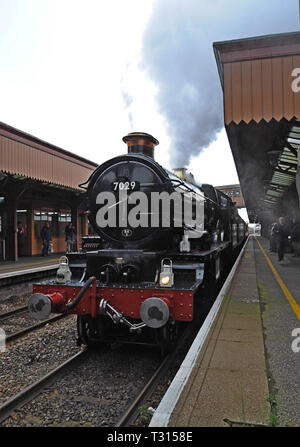 Birmingham, UK, 6. April 2019. Der ehemalige britische Eisenbahn Lokomotive 7029 Clun Schloss ist in Birmingham Moor Street Station gesehen, wie es seine ersten öffentlichen Fahrt auf dem Main Line macht seit 1988. Tyseley basierte Vintage Züge sind in Großbritannien neueste Zug Betreibergesellschaft und regelmäßigen Dampf bespannt Dienstleistungen komplett mit Silber Service Speisen aus Birmingham den ganzen Sommer über. Kredit G. S. Essex/Alamy leben Nachrichten Stockfoto