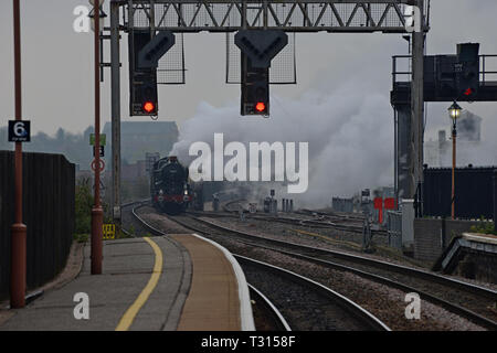 Birmingham, UK, 6. April 2019. Der ehemalige britische Eisenbahn Lokomotive 7029 Clun Schloss gesehen wird, nähert sich Birmingham Moor Street Station, wie es seine ersten öffentlichen Fahrt auf dem Main Line macht seit 1988. Tyseley basierte Vintage Züge sind in Großbritannien neueste Zug Betreibergesellschaft und regelmäßigen Dampf bespannt Dienstleistungen komplett mit Silber Service Speisen aus Birmingham den ganzen Sommer über. Kredit G. S. Essex/Alamy leben Nachrichten Stockfoto