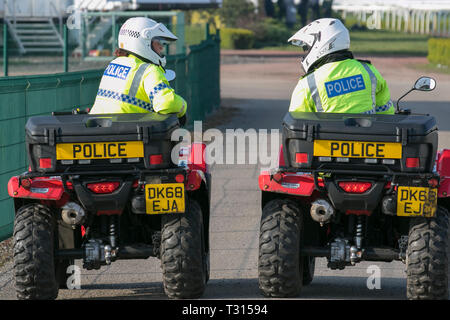 Merseyside Polizisten in Aintree, Liverpool. 6. April 2019. Polizei, am frühen Morgen die Vorbereitungen für Grand Nationals. MWIAlamyLiveNews Stockfoto