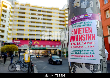 Berlin, Deutschland. 06 Apr, 2019. Ein Verweis auf eine Demonstration mit den Worten '#MietenWahnsinn" am Kottbusser Tor vor einem Wohnhaus hängt. In zahlreichen europäischen Städten, gibt es Demonstrationen heute gegen steigende Mieten, die größten Demonstrationen sind in Deutschland zu erwarten, insbesondere in Berlin. Quelle: Stefan Jaitner/dpa/Alamy leben Nachrichten Stockfoto