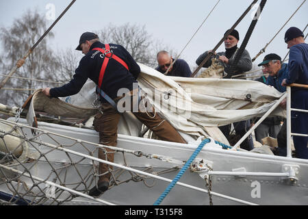 Greifswald Wieck, Deutschland. 06 Apr, 2019. Segler Aufstieg im Hafen von Wieck bei Greifswald in die Takelage des Schooner brig "Greif". Nach der Winterpause die "Klar Schiff" gemacht wird und der Sail Training Ship ist wieder in Ordnung gebracht. Die 40 Meter lange 2-Mast Bark, 1951 gebaut als das DDR-Segeln Schulschiff "Wilhelm Pieck", wird am 18.04.2019 für die erste mehrtägige Reise nach Bornholm. In diesem Jahr, Touren zu verschiedenen Häfen an der Ostsee in Dänemark, Schweden, Polen und Estland sind geplant. Quelle: Stefan Sauer/dpa/Alamy leben Nachrichten Stockfoto