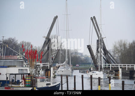 Greifswald Wieck, Deutschland. 06 Apr, 2019. Segelschiffe Pass durch die geöffneten Klappbrücke in Wieck bei Greifswald. Das historische Gebäude aus Holz wurde im Jahre 1887 nach dem niederländischen Modell gebaut, an der Mündung des Flusses Ryck in dem kleinen Fischerdorf Wieck und in den Jahren 1994 und 2015 rekonstruiert. Es wird als technisches Denkmal erhalten werden. Quelle: Stefan Sauer/dpa-Zentralbild/dpa/Alamy leben Nachrichten Stockfoto