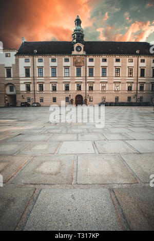 Wien Hofburg berühmten Quadrat in der Mitte des Schlosses bei Sonnenuntergang Stockfoto