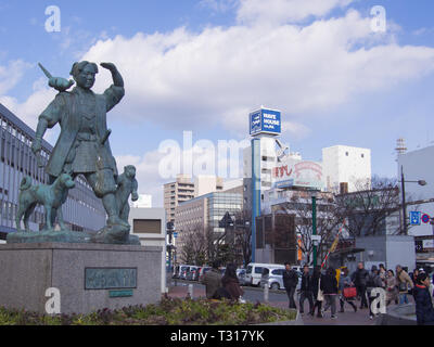 Die Momotaro Statue außerhalb der Okayama Bahnhof entfernt. Diese Statue erinnert an Momotaro - der Held in einem japanischen Folklore in Okayama. Stockfoto