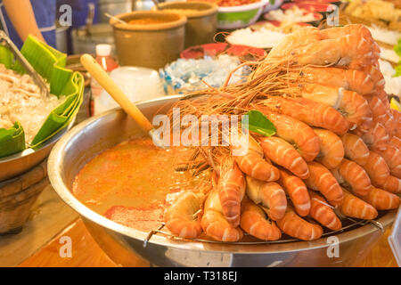 Tom Yum Goong würzigen Zitronengras Suppe auf der Straße Essen in Thailand Stockfoto