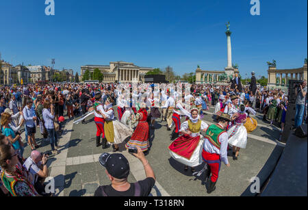 BUDAPEST, Ungarn - 22 April. 2018.: Frühlingsfest Parade am Heldenplatz. Volkstänzer in traditionellen Trachten Stockfoto