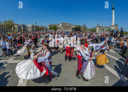 BUDAPEST, Ungarn - 22 April. 2018.: Frühlingsfest Parade am Heldenplatz. Volkstänzer in traditionellen Trachten Stockfoto