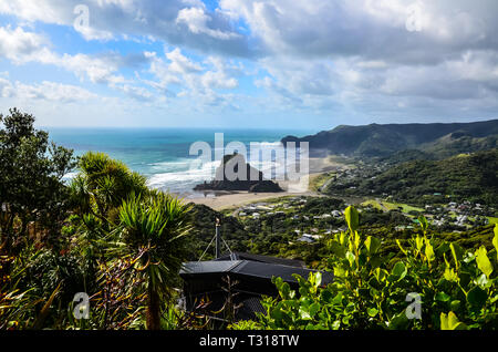 Piha Beach View von Lookout anzeigen blauer Himmel mit weißen Wolken über, Northland, North Island, Neuseeland. Stockfoto