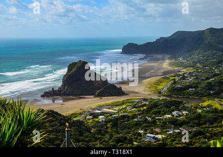 Piha Beach View von Lookout anzeigen blauer Himmel mit weißen Wolken über, Northland, North Island, Neuseeland. Stockfoto