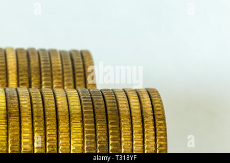 Makrofoto zwei Stapel von Münzen. Stapel liegt auf ihren Seiten. Von der Seite. Ein gutes Image für eine Site über Finanzierung, Geld, Sammlung, Beziehungen. Stockfoto