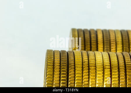 Makrofoto zwei Stapel von Münzen. Stapel liegt auf ihren Seiten. Von der Seite. Ein gutes Image für eine Site über Finanzierung, Geld, Sammlung, Beziehungen. Stockfoto