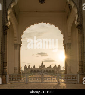 Mysore Palast bei Sonnenuntergang in Mysore, Karnataka, Indien Stockfoto