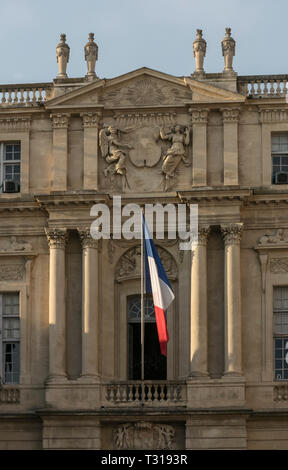 Details aus der klassischen Stil South elevation Fassade des Rathauses, Place de la Republique, in Arles in Südfrankreich Stockfoto