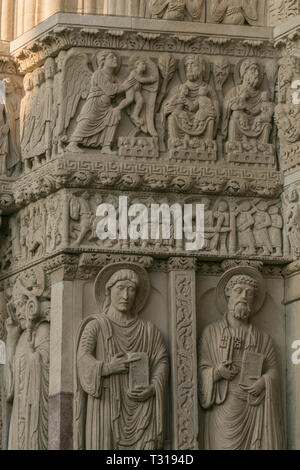 Das Westportal der Eglise Saint-nazaire in Arles in Südfrankreich bietet feine Beispiele romanischer Skulptur. Stockfoto