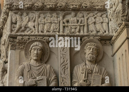 Das Westportal der Eglise Saint-nazaire in Arles in Südfrankreich bietet feine Beispiele romanischer Skulptur. Stockfoto