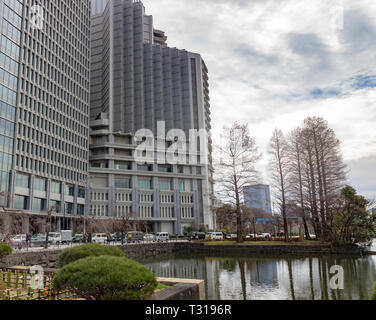 Aus Gründen der Kaiserpalast in Tokio werden von modernen Gebäuden umgeben. Die Gegend ist nicht so überlaufen wie der Rest der Stadt und ist ideal zum Wandern Stockfoto