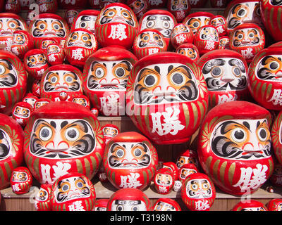 Daruma Puppen auf Katsuo-ji in Osaka, Japan. Leute verließen diese Puppen im Tempel Boden hoffen, Glück zu bekommen. Stockfoto