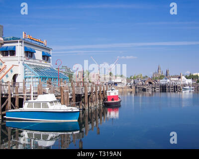 Ein Yachthafen Boote in den Universal Studios Japan in Osaka geparkt. Stockfoto