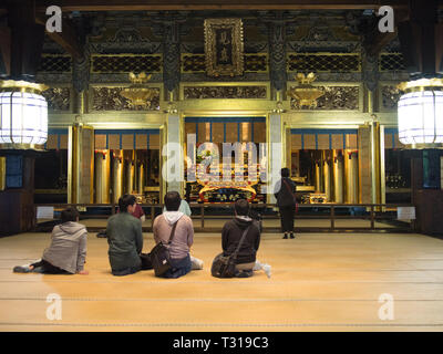 Die Menschen beten in einer Halle in Nishi Hongan-ji in Kyoto, Japan. Dieser Tempel wurde im Jahre 1602 von der Shogun Tokugawa Ieyasu etabliert. Stockfoto