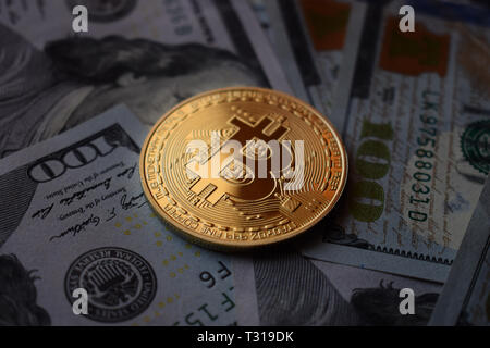 Goldene Münze Bitcoin auf US-Dollar. Close Up. Stockfoto