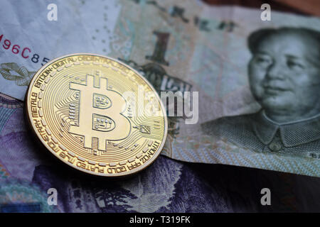 Bitcoin Gold Münze auf Chinesische Yuan Banknoten. Close Up. Stockfoto