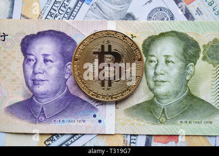Bitcoin Gold Münze auf chinesischen Yuan. Close Up. Stockfoto