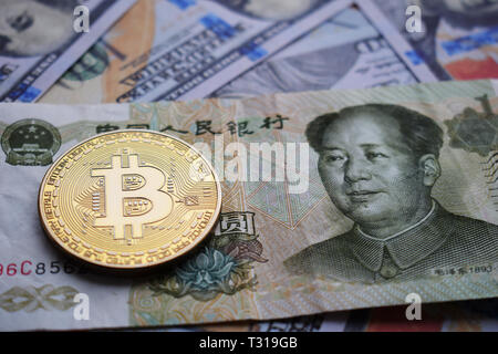 Bitcoin Gold Münze auf Chinesische Yuan und US-Dollar. Close Up. Stockfoto