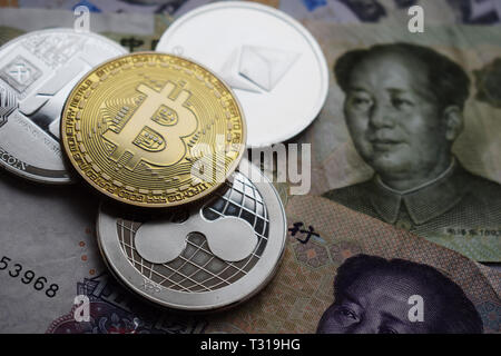 Bitcoin und Litecoin, Welligkeit des Astraleums Münzen auf Chinesische Yuan Banknoten. Close-up. Stockfoto