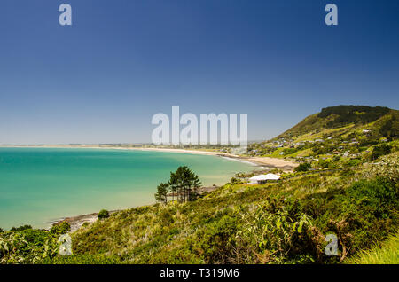 Blick von der Schiffbruch Bay zu den Neunzig Mine Strand mit Blauer Himmel über, Northland, Neuseeland. Stockfoto