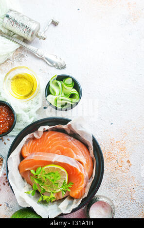 Red Lachsfilet in der Schüssel auf dem Tisch Stockfoto