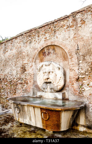 Fontana del Mascherone (Brunnen der Maske), an der Piazza Di Illiria. Rom Provinz Rom, Italien. Stockfoto