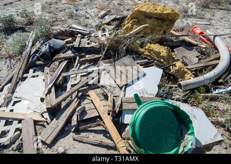 Haufen Müll, Müll und Abfall entleerte, in der Wüste. In der Salton Sea area von Kalifornien in Imperial County genommen Stockfoto