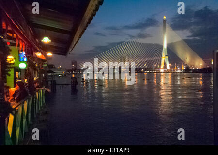 Bangkok, Thailand - Januar 2010: Rama IX Brücke über den Fluss Chao Phraya. Es verbindet die Yannawa Distrikt Ratte Burana Bezirk Stockfoto