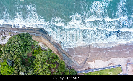 Luftaufnahme von mairangi Strand, an einem windigen und wellig Tag in Auckland, Neuseeland Stockfoto