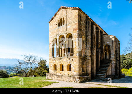 Oviedo, Spanien - 1 April, 2019: Kirche Santa Maria del Naranco. Ein pre-romanische Kirche in einem Berg in der Nähe von Oviedo gebaut Stockfoto