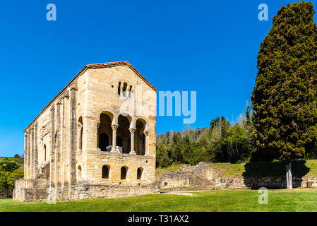 Oviedo, Spanien - 1 April, 2019: Kirche Santa Maria del Naranco. Ein pre-romanische Kirche in einem Berg in der Nähe von Oviedo gebaut Stockfoto