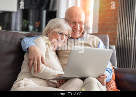 Senior Paar gemeinsam im Internet surfen. Rentner mit einem Laptop Computer zu Hause. Stockfoto