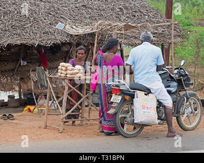 Thanjavur, Indien - 13. März 2018: Reisende Kauf cashewnüsse am Straßenrand Stockfoto