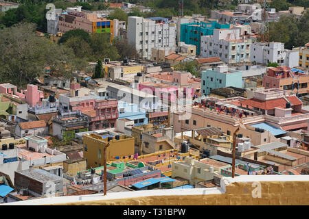 Trichy, Indien - 14. März 2018: Luftaufnahme der bunten Gehäuse in der Mitte der Stadt, mit den Linien der Waschmaschine auf vielen Dächern trocknen in der Sonne Stockfoto