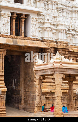 Trichy, Indien - 14. März 2018: Die Saris der Pilger bieten einen scharfen Kontrast zu den weißen Tempel Gateway, bekannt als der Vellai gopuram Stockfoto