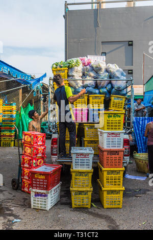 Februar 2019. Die Stadt Phuket Thailand. Mitarbeiter an der rund um die Uhr geöffneten lokalen Obstmarkt in der alten Stadt Phuket Stockfoto