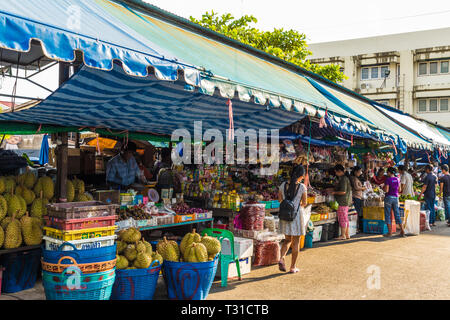 Februar 2019. Die Stadt Phuket Thailand. Ein Markt Szene an der rund um die Uhr geöffneten lokalen Obstmarkt in der alten Stadt Phuket Stockfoto