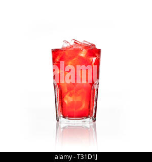 Cranberry Saft oder Cocktail Rot auf weißem Hintergrund Stockfoto